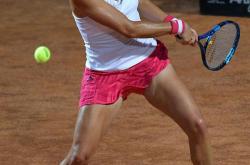 爱游戏体育-包含穆古鲁扎在老鹰比赛中回归赛场，比分优势明显引发热议！的词条